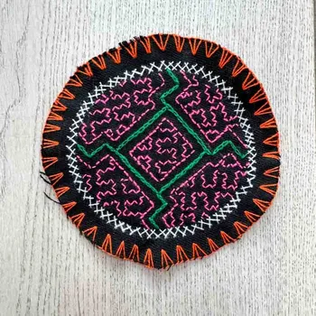Umění Shipibo vyšívaná ceremoniální dečka kulatá S - Porta del Astral