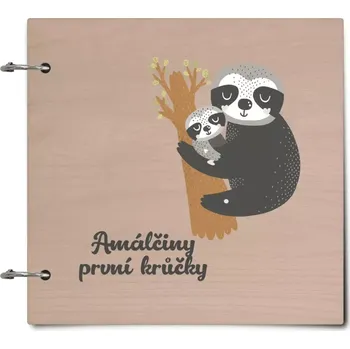 Fotokniha Dřevěné album se sponami První krůčky se jménem - lenochodi