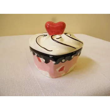 KRÁSNÁ KERAMICKÁ DÓZA S VÍKEM VE TVARU SRDCE - DORT