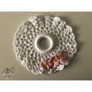 Velikonoční dekorace Dubový skřítek Bílá dečka s šípkovou růžičkou ručně háčkovaná