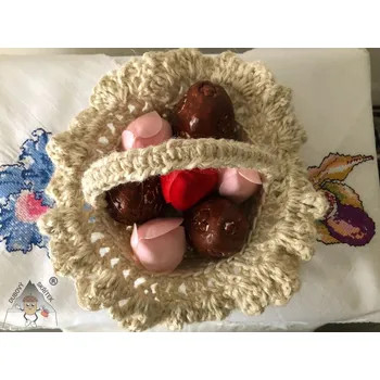 Velikonoční dekorace Dubový skřítek Háčkovaný košík s vajíčky a tulipány