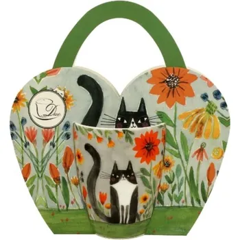 Krásný porcelánový hrnek, kočka v zahradě