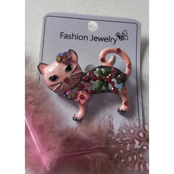 Brož Brož, růžová kočka s kamínky