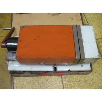 Svěrák Svěrák strojní s nastavitelnou pohyblivou čelistí 250 CSN 243135