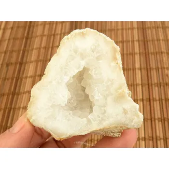 Přírodní kámen Křemeno-kalcitová geoda z Maroka 170g