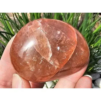 Přírodní kámen Hematit v křišťálu hladký kámen Madagaskar 98g