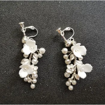 Náušnice B-TOP Dámské náušnice klipsy s květy a perlami - stříbrná