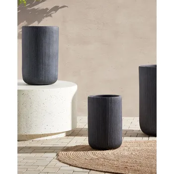 Květináč květináč černý vláknitý jíl 25 x 25 x 38 cm drenážní otvory vroubkovaný povrch zahradní terasa Beliani