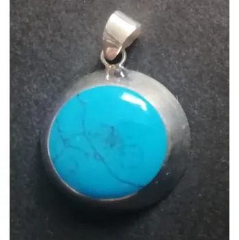 Přívěsek Kulatý stříbrný přívěsek zdobený umělým tyrkysem