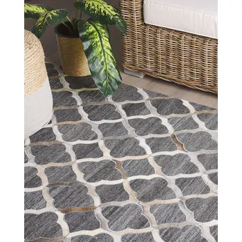 Koberec Koberec šedý a béžový žakárová hovězí kůže geometrický vzor marocký jetel 160 x 230 cm retro Beliani