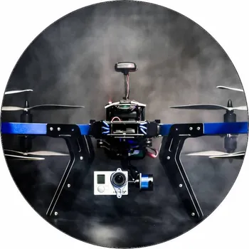 Jedlá dekorace na dort Jedlý papír letící dron na černém pozadí 19,5 cm