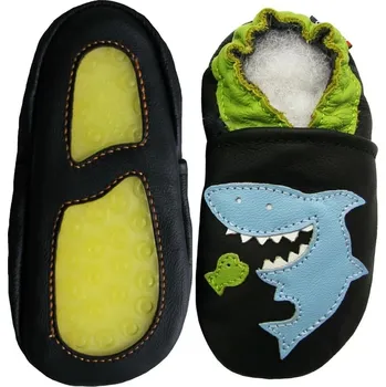 Capáčky CAROZOO Kožené capáčky s gumovou podrážkou žralok 18-24 měsíců Černá 22,5