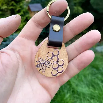 Dřevěná klíčenka s kůží - včela