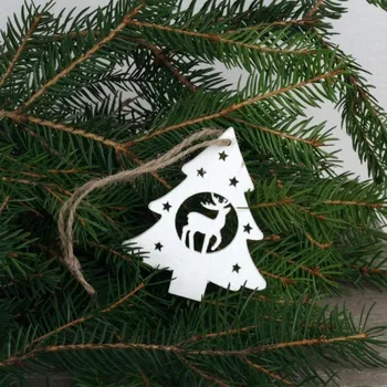 Vánoční ozdoba Dřevěná vánoční ozdoba strom se sobem bílý 7cm (set 6ks)