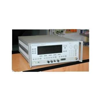 generátor funkcí Hewlett Packard 83640A, rozmítaný CW generátor, 10 MHz - 40 GHz