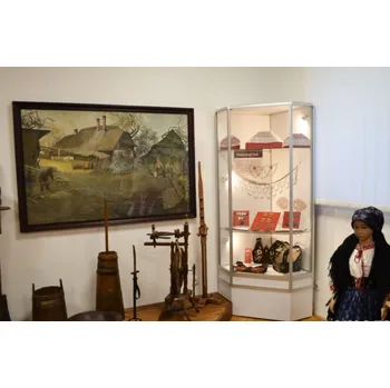 EXPOINT Rohová vitrína se spodním soklem a základnou ve tvaru pětiúhelníku Název: 50 x 50 x 180 x 43cm, záda MDF