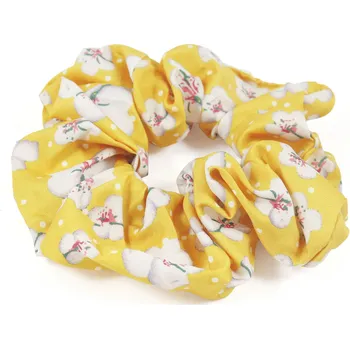 Látková gumička do vlasů s potiskem květů Barva: žlutá