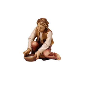 Vánoce Ornatis Chlapec s miskou mléka Provedení: Přírodní bez malování, Velikost stojících figur dospělých postav: 9,5 cm Dřevěná vyřezávaná postava malého chlapce s miskou mléka