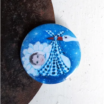 Dekorativní magnet Zuzana Honsová Kluka nám přinese čáp magnet 56 mm