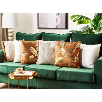 Dekorativní polštářek Sada 2 dekorativních polštářů oranžové sametové 45 x 45 cm zlatý potisk listů elegantní design Beliani
