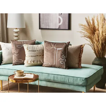 Dekorativní polštářek Sada 2 dekorativních polštářů hnědé sametové 45 x 45 cm bílý potisk motiv tváře elegantní design Beliani