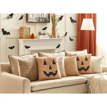 Dekorativní polštářek Sada 2 Dekorativních polštářů béžový samet 45 x 45 cm motiv halloweenská dýně čtvercový moderní Halloween bytové doplňky Beliani