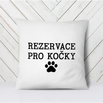 Dekorativní polštářek Domovi Bílý polštář s nápisem Rezervace pro kočky 40x40