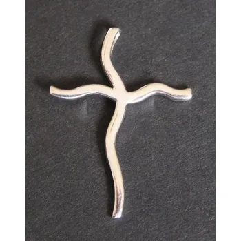 Přívěsek Kříž se zvlněnými rameny - stříbrný přívěsek