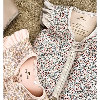 Plovací vesta Konges Slojd Konges Sløjd Plovací vesta s volánky Louloudi Velikost: 2-4 roky (15-20 kg) Konges Sløjd Neoprene Float Vest Frill