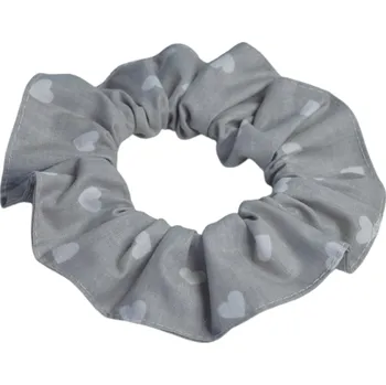 Šatoli.cz Látková schrunchie gumička do vlasů šedá s bílými srdíčky