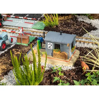 Modelová železnice Traťová budka s pohyblivou figurkou závoráře G - Faller Pola 330878 (Zahradní železnice)