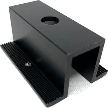 držák na solární panel Univerzální mezi panelová spojka, středový držák panelů hliníkový v černé barvě s uzemňovacím pinem.