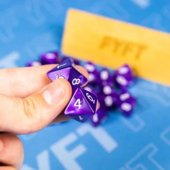 Příslušenství k deskovým hrám D8 Hrací kostka - osmistěnná dice do deskových a RPG her Barva: Fialovo-hnědá