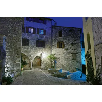 Fototapeta DIMEX | Vliesová fototapeta Město Peille v noci MS-5-1016 | 375 x 250 cm| bílá, béžová + Vliesová fototapeta na stěnu DIMEX Město Peille v noci MS51016 v rozměru 375 x 250 cm + lepidlo zdarma