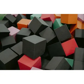 Fototapeta DIMEX | Vliesová fototapeta Detail barevných kostek MS-5-2609 | 375 x 250 cm | zelená, červená, černá, růžová + Vliesová fototapeta na stěnu DIMEX Detail barevných kostek MS52609 v rozměru 375 x 250 cm + lepidlo zdarma