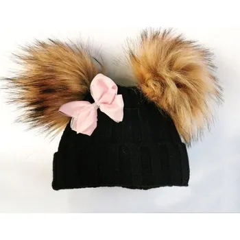 Zimní pletená čepice s odepínacími bambulkami Barevná varianta: Hnědé bambulky, Barva: Černá