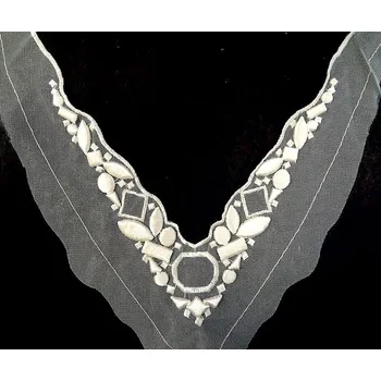 N402, Nášivka, krémový límec geometrický, 23 x 25 cm, 1ks