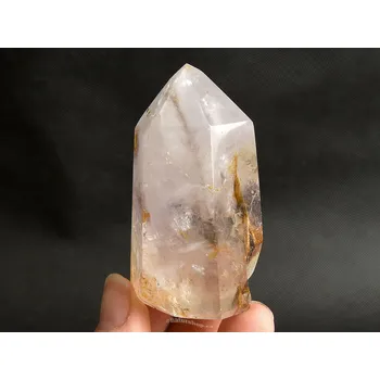 Přírodní kámen Křišťál s inkluzemi broušená špice 110g