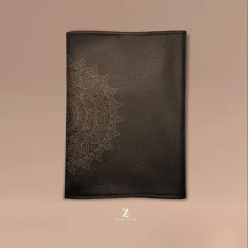 Doplněk ke knize Obal na knihu z ECO kůže MANDALA - hnědá Rozměr: 25,5 x 35,5 cm, Text uvnitř: Bez gravírování uvnitř