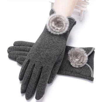 Rukavice Zimní dámské rukavice s elegantní bambulkou na zápěstí Barva: I31 Šedá