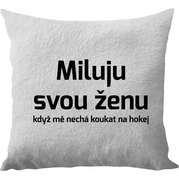 Polštář Polštář bílý 40x40 cm - dlouhý chlup Miluju svou ženu, když mě nechá koukat na hokej