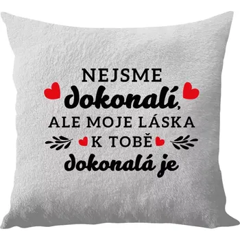 Polštář Polštář bílý 40x40 cm - dlouhý chlup Nejsme dokonalí, ale moje láska k tobě dokonalá je