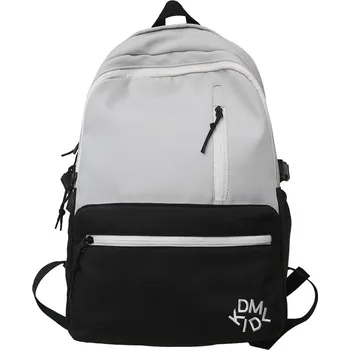 Městský batoh Batoh s kontrastními detaily a vnitřními kapsami Barva: Černá, Velikost: S přívěskem