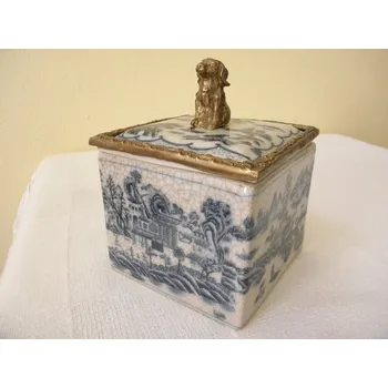 PORCELÁNOVÁ DÓZA S VÍKEM S MOSAZNOU FIGUROU