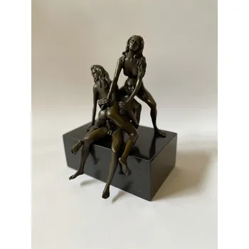 BRONZOVÁ SOCHA NA MRAMORU - MILENECKÁ TROJKA