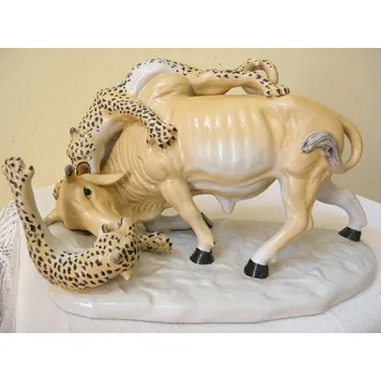 VELKÁ PORCELÁNOVÁSOCHA BÝK V BOJI S ŠELMOU