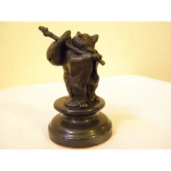 PUTUJÍCÍ MEDVĚD BRONZOVÁ SOCHA NA MRAMORU