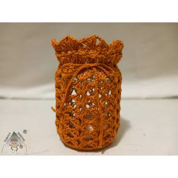 Svícen Dubový skřítek Velký háčkovaný svícen – zlatý