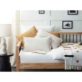 Bytový textil Sada 2 dekoračních polštářů krémová bílá lino 30 x 45 cm s lemováním a mašlemi Beliani