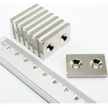 Dekorativní magnet Neodymový magnet kvádr 30x20x4 mm s 2 dírami M4 - jižní pól na straně s prohlubněmi - N38